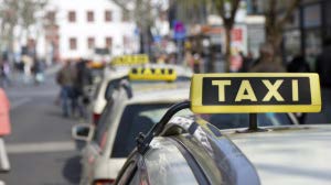 Mobilitätsstation Münchner Freiheit Bestandteil 7: Taxi Taxistand direkt am Abgang