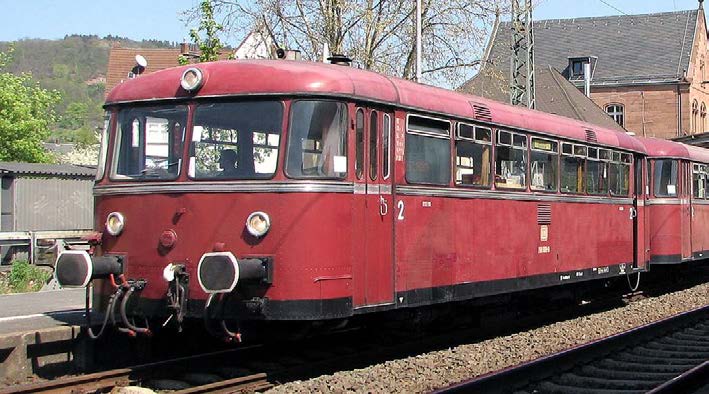 798 589 798 589-8 (ab 1968) VT98 9589 (bis 1968) 1956 WMD, Donauwörth Fabriknummer: 1225 798 589 war im Mai 1956 der erste zweimotorige Schienenbus im Bw Gießen.