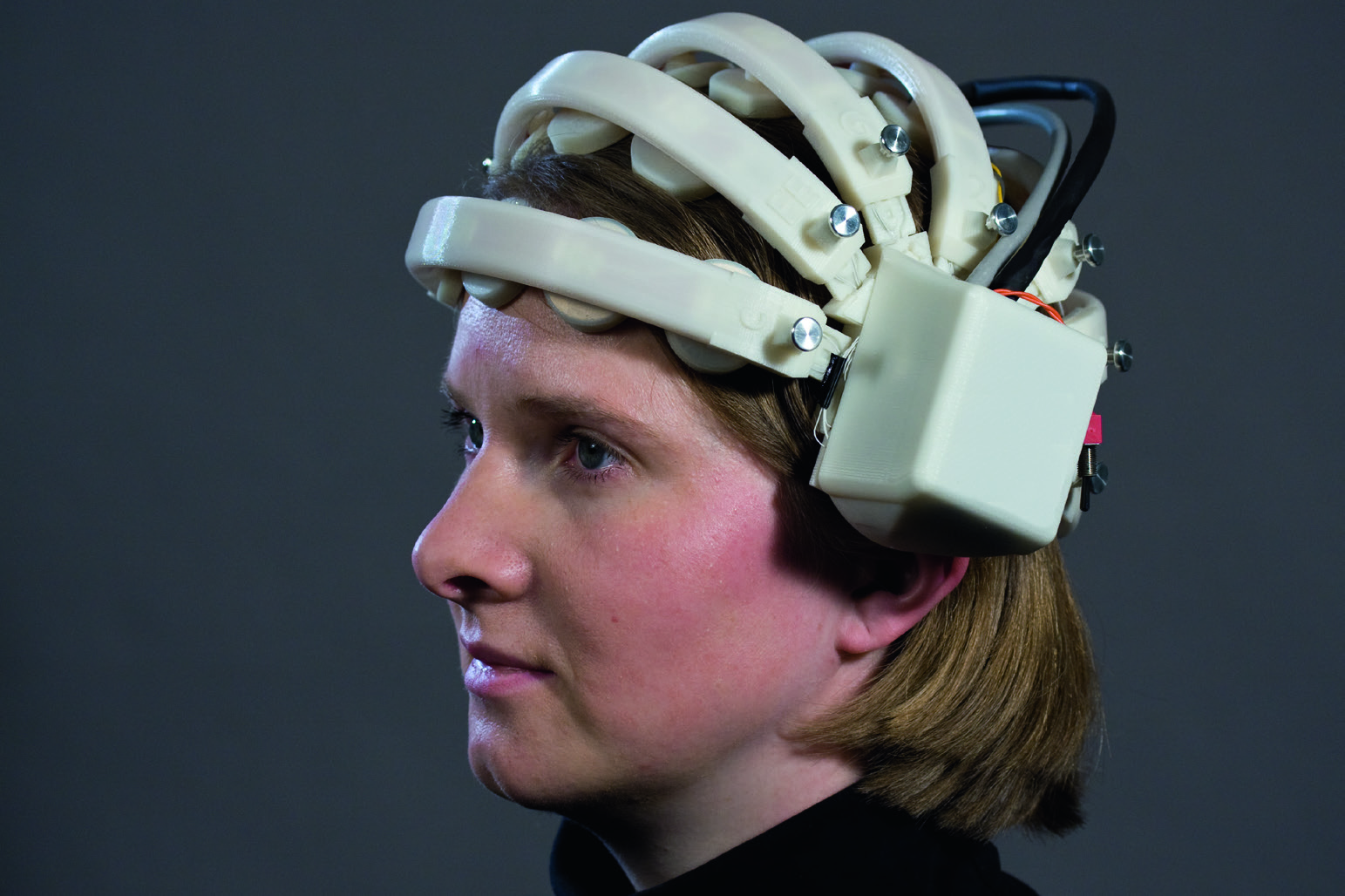 PRESSE MITTEILUNG Juni 2013 EEG leicht gemacht An der Technischen Universität Braunschweig wird ein leichter Elektroden-Helm gebaut und eingesetzt, der die Diagnostik durch mobile drahtlose