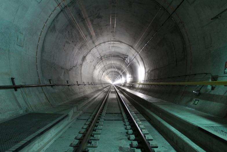 Der Gotthard Basistunnel und seine Anlagen: Ausserordentliche Dimensionen 2 x 57 km Einspurtunnel 13 km offene Neubaustrecke 178 Querschläge 2 Multifunktionsstellen - mit Nothaltestellen und -