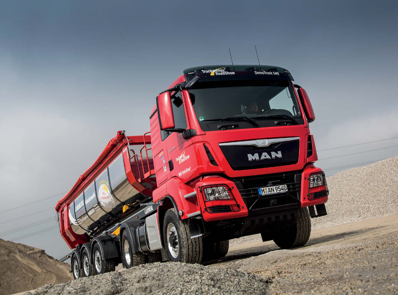 MAN Trucks auf der MAWEV-Show Die neue Generation an Kippern von MAN steht erstmals bei einer Baufahrzeugmesse zum Testen zur Verfügung. Darunter auch eine Sattelzugmaschine mit HydroDrive Antrieb.
