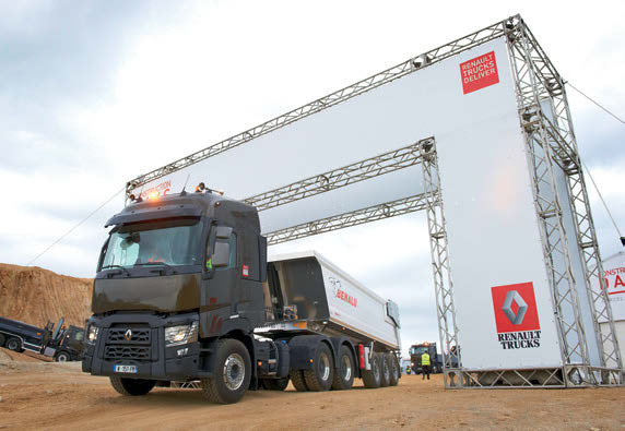 Schwere Baufahrzeuge live erleben Auf der MAWEV-Show 2015 nutzt Renault Trucks die Möglichkeit, zwei neue Renault Trucks C auf den Ständen von Partnerbetrieben zu präsentieren.