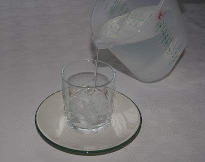 Wasser Klimakatastrophe im Glas 1 Glas 1 Teller Eiswürfel warmes Wasser Wie du vorgehst: 1.