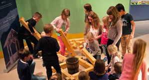 Entdeckungstour durchs Junge Schloss empfohlen für Vorschulkinder und Klasse 1 4 Im Rahmen der Entdeckungstour können die Kinder selbstentdeckend und spielerisch die Mitmachausstellung erkunden.