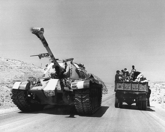 Ein israelischer Panzer während des Sechstagekrieges im Juni 1967 auf dem Weg an die Front. Zwischen 1948 und 1982 kam es zu fünf großen Kriegen zwischen Israel und seinen arabischen Nachbarn bzw.
