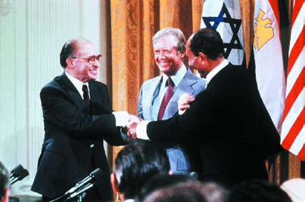 I. Historische Entwicklungen picture-alliance/dpa Der israelische Ministerpräsident Begin und der ägyptische Präsident Sadat besiegeln mit Handschlag das Friedensabkommen von Camp David, das
