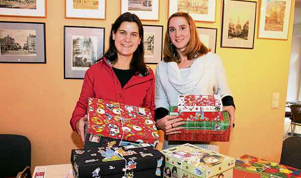 Aktuelles 3 FLüChtLINGShILFe Spenden gesucht Mehr als 60 Menschen haben bei Inga Bloch (links) und susann kubisch Weihnachtspäckchen für kinder in Not abgegeben.