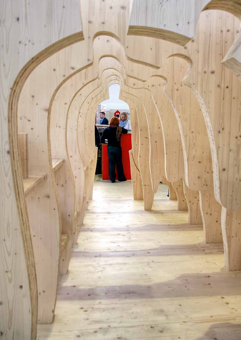 Brettsperrholz Produktion Messestand von Agrop Nova stellt mit silhouettenhaftem Zuschnitt den Interessenten in den Mittelpunkt.