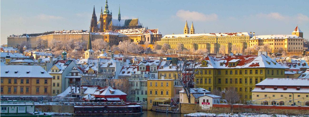 Prag im Advent - Verdis»Macbeth«und Prager Adventsingen Prag Die Vorweihnachtszeit in Prag ist eine Zeit voller Poesie und Zauber, geprägt durch die Schönheit und Faszination der kulturhistorischen