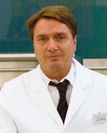 Prof. Dr. med. Dr. h. c. Lothar-Andreas Hotze (Jahrgang 1955) lebt und arbeitet in Wiesbaden; er ist verheiratet und hat einen Sohn. Seit 1996 leitet er eine von Prof. Dr. med. Peter Pfannenstiel gegründete Praxis, die auf Schilddrüsenerkrankungen spezialisiert ist.
