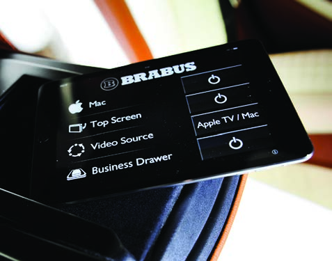 ibusiness ibusiness Ausstattung bestehend aus: Monitor 15.6 Zoll, elektrisch aus-/ einfahrbar integriert im Dachhimmel. ipad Mini und ipod touch integriert in die Fond-Business-Konsole.