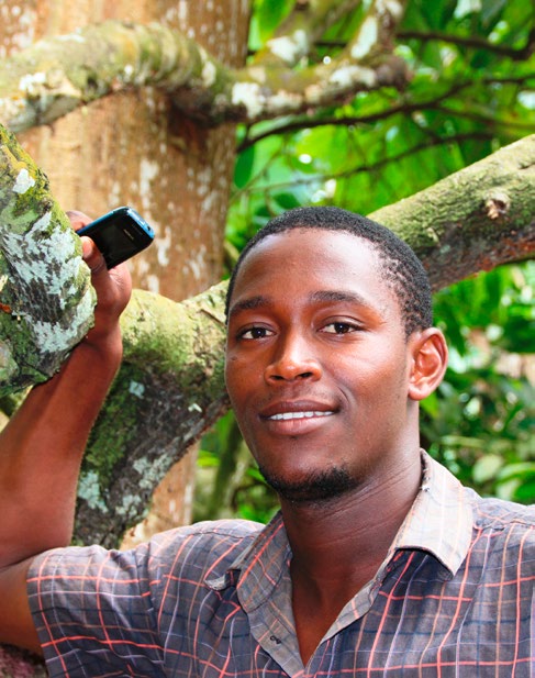 Gemeinsam wachsen für die Zukunft So haben viele junge Kakaobauern auf São Tomé wie der 23-jährige Nelson Cruz eine gute Zukunft vor sich: Er setzt alles daran, den Ertrag seiner Kakaobäume weiter zu