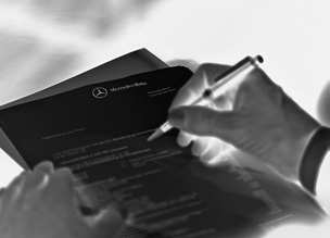 Finanzdienstleistungen und Versicherungen. Mercedes-Benz Bank Mobilität aus einer Hand.