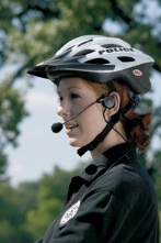 Leicht-Headsets Lösungen für Standard- und Spezialeinsätze Ob bei Sportveranstaltungen oder für Regieanweisungen mit Headsets ist die Kommunikation sichergestellt und Sie haben die Hände für andere