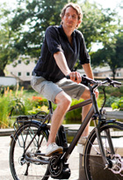 PEDELEC 2013 WIR SAGEN PEDELEC. Andere sprechen einfach von E-Bike. Aber Pedal Electric Cycle sagt genauer, was der Kern des Vergnügens ist: Pedale treten, aktiv sein!
