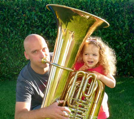 Die Tuba Instrumente stellen sich vor Ich suche noch nach Freunden der tiefen Töne Familie Neuner: Lehrer Mike Neuner, seine Tocher und die Tuba Hallo, ich bin es wieder die Tuba!