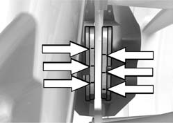 8 108 z Wartung Bremsbelagstärke links und rechts durch Sichtkontrolle prüfen. Blickrichtung: Zwischen Rad und Vorderradführung hindurch auf den Bremssattel.