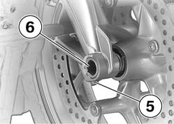 8 114 z Wartung sorkabels der Bremsbelagverschleißerkennung nicht verändert wird. Motorrad vorn anheben, bis sich das Vorderrad frei dreht.