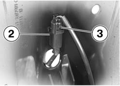 4 mit SA Sitzheizung: 74 Bedienung z Schlüssel 1 im Sitzbankschloss gegen den Uhrzeigersinn drehen. Steckverbindung 2 trennen, dazu die Sicherungslaschen 3 oben und unten zusammendrücken.