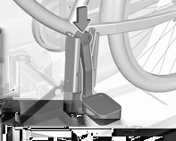 Stauraum 65 Fahrrad zur Befestigung vorbereiten Fahrrad am Heckträgersystem befestigen Hinweis Die maximale Breite für die Tretkurbelaufnahme beträgt 38,3 mm und die maximale Tiefe 14,4 mm.