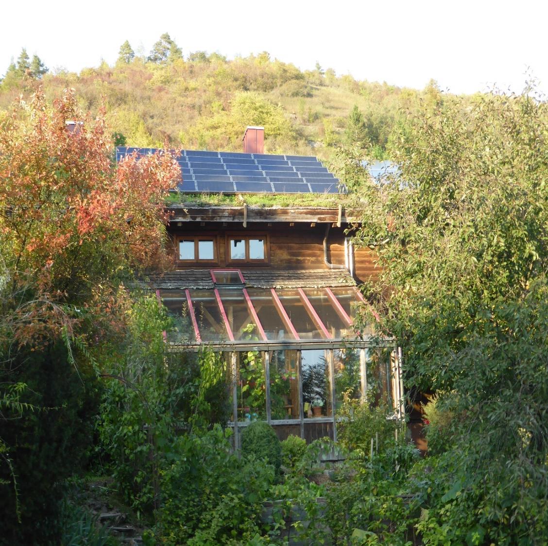 100% Erneuerbare Energien Haus von Hans-Josef Fell seit 1995 Baustoffe: Holz, Grasdach: Kohlenstoffsenken Strom: Sommer: