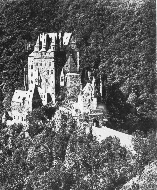 Burg Eltz Einer der besten Beispiele für eine Ganerbenburg ist die Burg Eltz. Es handelt sich um eine typische Ganerbenburg, die von mehreren Erben bewohnt wird.