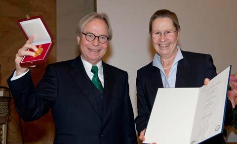 Namen und Nachrichten Auszeichnung für Verdienste um die Stiftungsuniversität Dr. Andreas J.