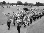 14 ROTDORN.org Fragwürdige»Traditionspflege«mit Fahnen, Fackeln und viel Humptata: Deutsche Soldaten zelebrieren wieder öffentlich das Gelöbnis In diesem Jahr feiern wir den 60.