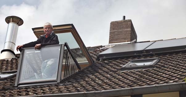 Modernisierung bringt viel Wohnkomfort mit weniger Energie Ein Hoch auf die neue Behaglichkeit Ein echter Komfortgewinn: Peter Kretschmer freut sich über sein Cabrio-Fenster mit Balkongefühl.