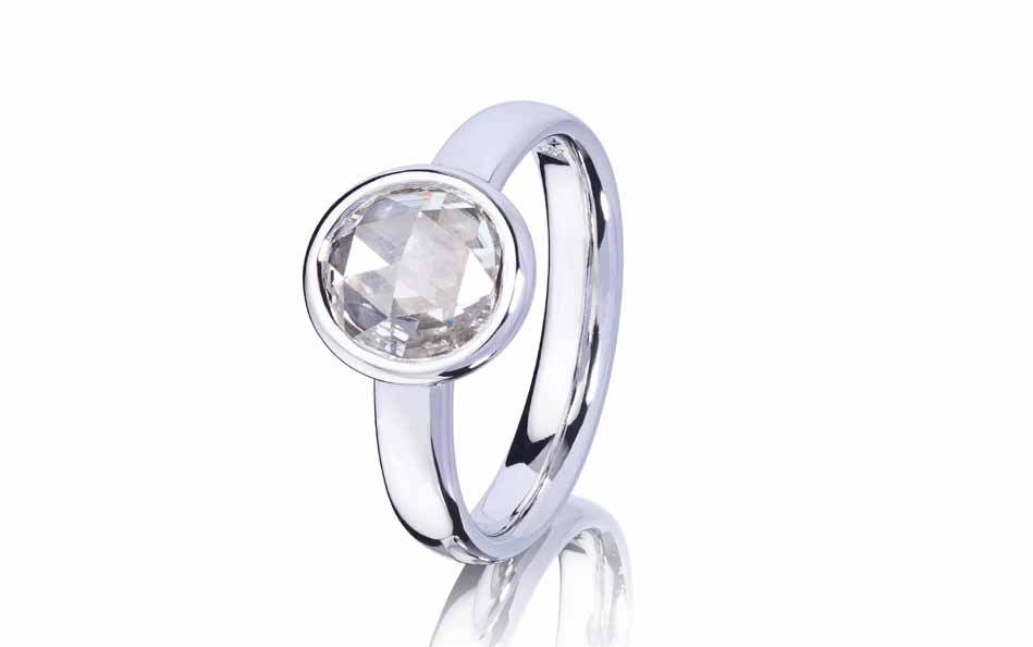 / Verlobungsring gelber Diamantnavette 0.5ct. Geschmiedete Seitenstruktur rhodiniert Gewicht: 8gr. Preis total: Fr. 2960.- / Verlobungsring hellem champagnerfarbenem Diamanten 0.61ct. Gewicht: 6gr.