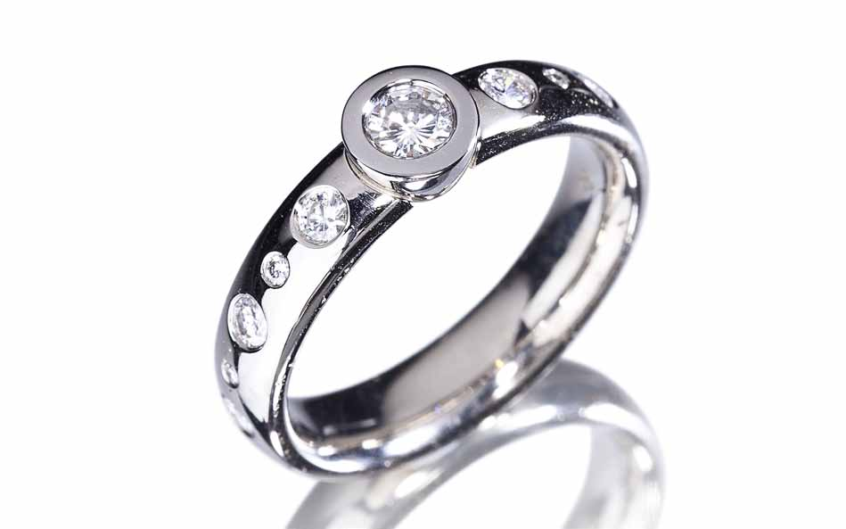 Ring aus eingeschmolzenem Altgold, (Erbstücke) besetzt mit 11 Diamanten aus Altgold Gewicht: 9gr. Preis: Fr. 2700.