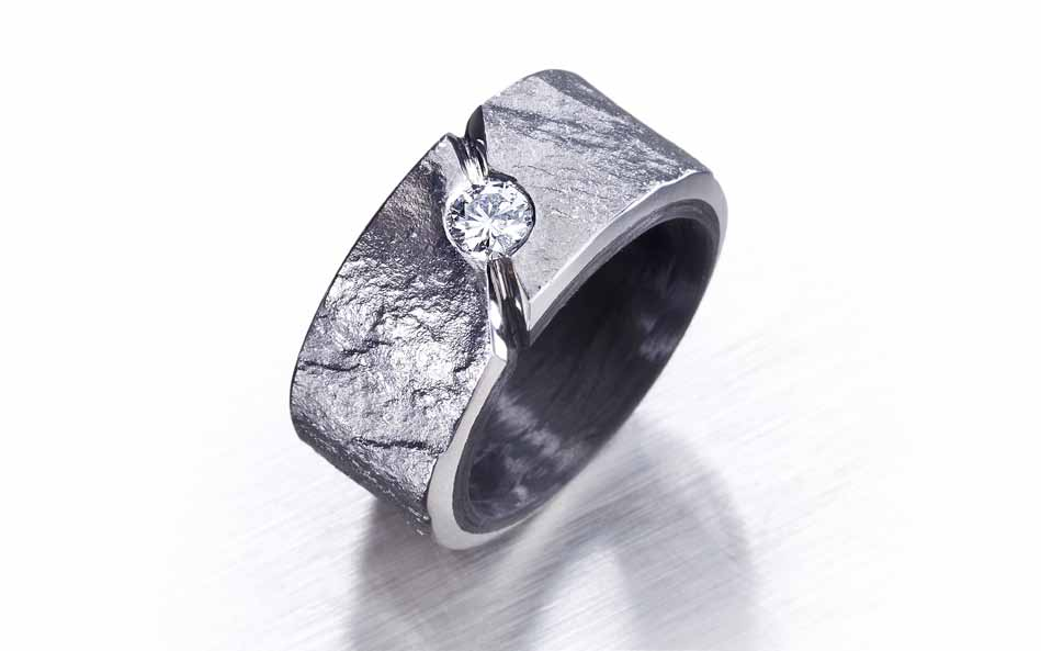 Blumen-Ring Grosser Ring in Silber besetzt mit einer Süsswasserperle Ø 10mm im Zentrum Gewicht: Silber: 31gr. Preis: Fr. 1330.