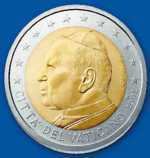 Die Münzen des Vatikanstaates Und hier könnt ihr einen Sonderfall sehen. Diese Münzen gibt ein Staat heraus, der nicht Mitglied der EU ist. Es galt bis 2001 der italienische Lira auch im Vatikan.