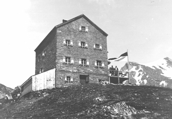 Während des Zweiten Weltkriegs war die Hütte immer geöffnet, Ziel- und Treffpunkt vieler Menschen aus Osttirol und dem Sudetengebiet, bis sie am 12.9.1944 geschlossen wurde.