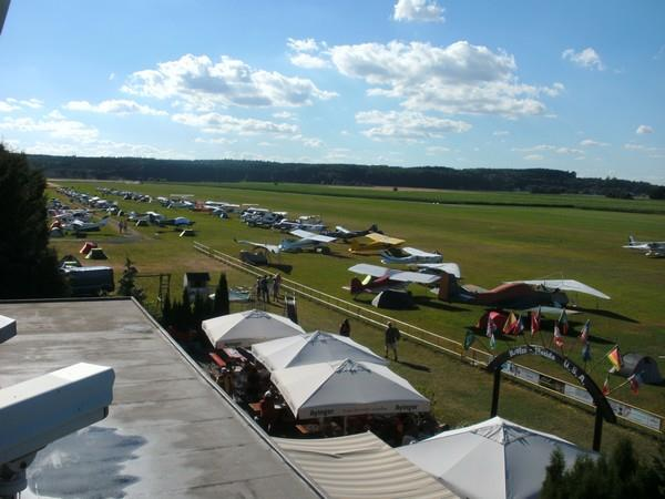 Vo 7 Aufnahmen von der Veranstaltung auf dem Flugplatz Tannheim: Hier ein Blick vom Tower auf die Start- und Landebahn.