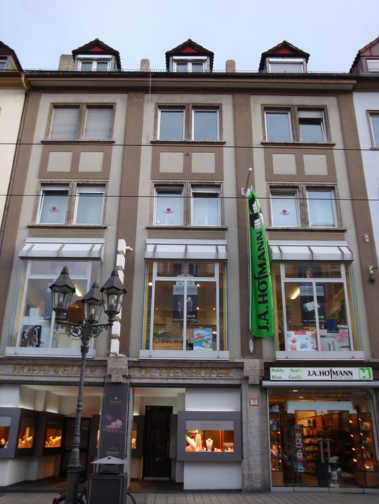 Domstraße 13 Flurstücksbezeichnung: 0697#9552 Größe: 424 m² Anzahl der Haushalte: 7 Art der betrieblichen Nutzung: Einzelhandel,