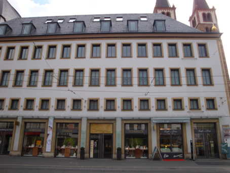 Kürschnerhof 2 Flurstücksbezeichnung: 0697#9594 Größe: 1502 m² Gebäudealter: Baudenkmal, modernisiert Art der betrieblichen Nutzung: Einzelhandel, Erdgeschoss (