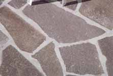 POLYGONALPLATTEN Die Polygonalplatten sind sehr geeignet für die Pflasterung von Höfen, Alleen, Fussgängen, für die Verkleidung von Hausmauern und für die Bildung von Schwimmbeckensäumen.