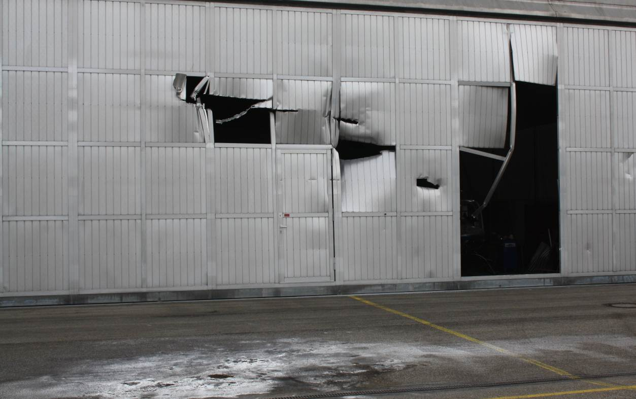 4,00m 3,20m 2,90m 2,30m Beschädigungen am Hallentor Foto: BFU Brand Der Hubschrauber wurde bei dem Unfall und