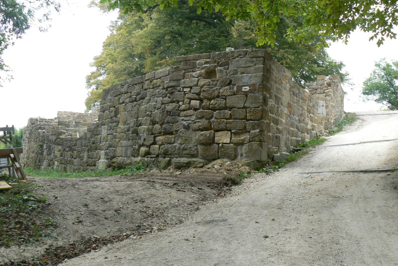 nördlich darüber. Noch heute ist der Boden des Bergfriedes 5 Meter tiefer sichtbar. Die Mauern des Turmes wurden bei den Restaurierungen künstlich erhöht.