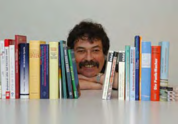 Prof. Krämer zwischen seinen Büchern.