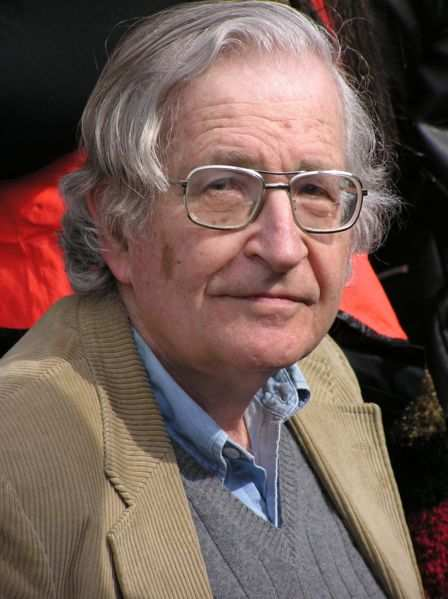Die Chomsky-Hierarchie Noam Chomsky 1928 Professor für Linguistik und Philosophie am MIT Bedeutender Linguist Bedeutender Beitrag zur Informatik: Erste Beschreibung der