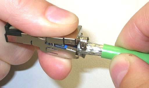 Close the connector parts to contact the wire. Kontaktieren der Leitung durch Schließen der Steckverbinderhälften.