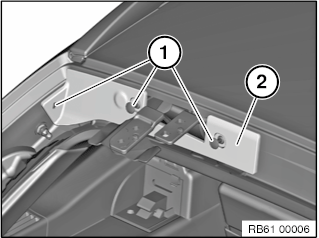 Heckspoiler (1) so aufsetzen, dass die Aufnahmen (2) in zugehörige Führungen (3) gleiten können. Heckspoiler, wie abgebildet, etwas anheben. Steckverbindung (1) entriegeln und trennen.