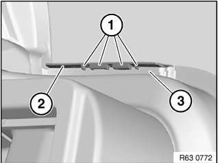 Heckleuchte an Heckklappe links und rechts ausbauen: Abdeckung Heckleuchte/Heckklappe öffnen. Schaum (1) in Pfeilrichtung aus Verkleidung Heckklappe unten (2) klappen.