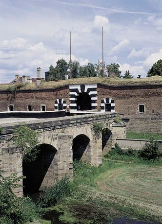 DIE KLEINE FESTUNG Die Kleine Festung, die Bestandteil der in den Jahren 1780 1790 errichteten Festungsanlagen von Theresienstadt war, wurde schon zur Zeit der Habsburger Monarchie als Gefängnis und