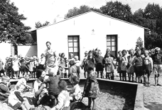 14 1936 70 Jahre Apenburger Kindergarten - 2006 Im Juli dieses Jahres feierten die Kinder und Erzieherinnen des Kindergartens gemeinsam mit Eltern und Bürgern der Gemeinde das 70jährige Bestehen