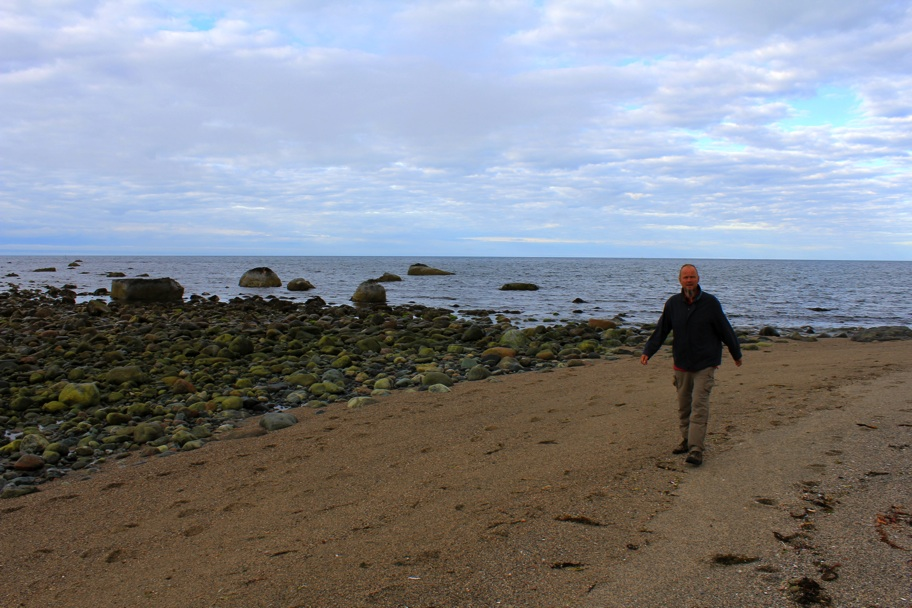 Heute ist es - mit Ausnahme der wenigen Touristen - ein ruhiges und friedliches Fleckchen Erde. Ich (Chris) genieße es, im Sand und kalten Wasser barfuß zu laufen.