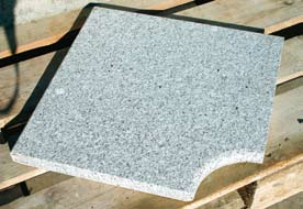 Granit - Schwimmbadumrandung Normalplatte L = 130 cm B = 33 cm D = 3 cm Innen Rundstab, Aussen gefast