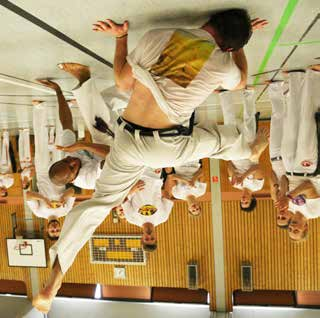 CAPOEIRA Fachgebiet CAPOEIRA FACHGEBIETE Capoeira ist seit 2015 nun das jüngste Fachgebiet im Badischen Turner-Bund. Was ist Capoeira?